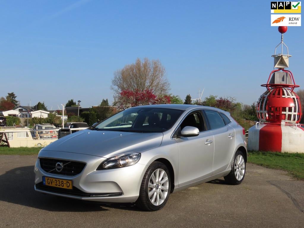 Volvo V40 1.5 T3 Momentum *AUT *NAVI *CRUISE *VOLL ONDERHOUD, Parkeerassistent, 4 cilinders, 700 kg, Leder en Stof