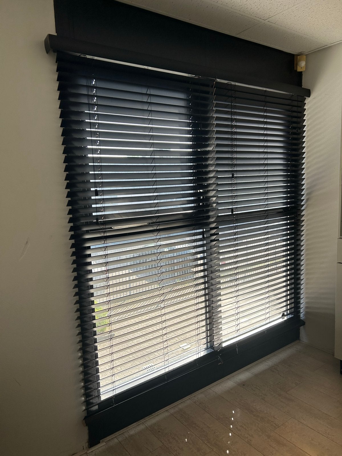 2x Houten Jaloezieën 5cm Lamellen - 103x220cm, Ophalen, Jaloezie, Gebruikt, Zwart