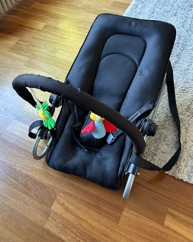 Comfortabele zwarte wipstoel met speelboog, Kinderen en Baby's, Gebruikt, Wipstoel, Met gordel(s) of riempje(s), Ophalen