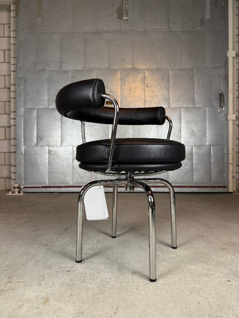 Cassina Lc7 Fauteuil By Le Corbusier (voorraad: meerdere), Huis en Inrichting, Fauteuils, Ophalen, Minder dan 75 cm, Vintage, Zo goed als nieuw