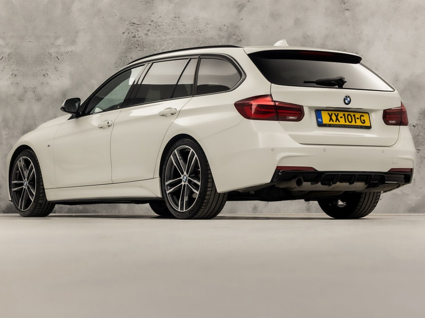 BMW 3 Serie 318i M Sport Automaat (GROOT NAVI, M PAKKET, VIR, Auto's, Automaat, 12 maanden, Gebruikt, Euro 6