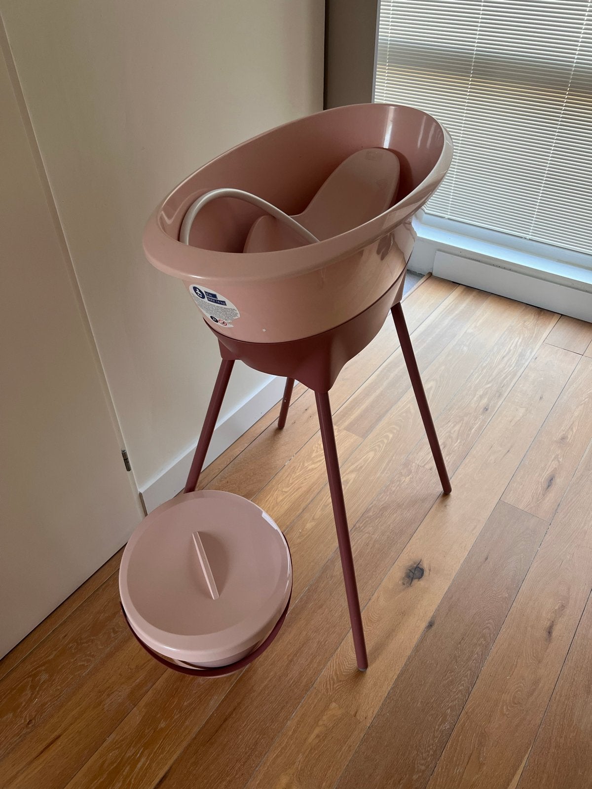 Luma Blossem Bad Roze Blossem bad met standaard en emmer, Zo goed als nieuw, Badje, Standaard, Ophalen