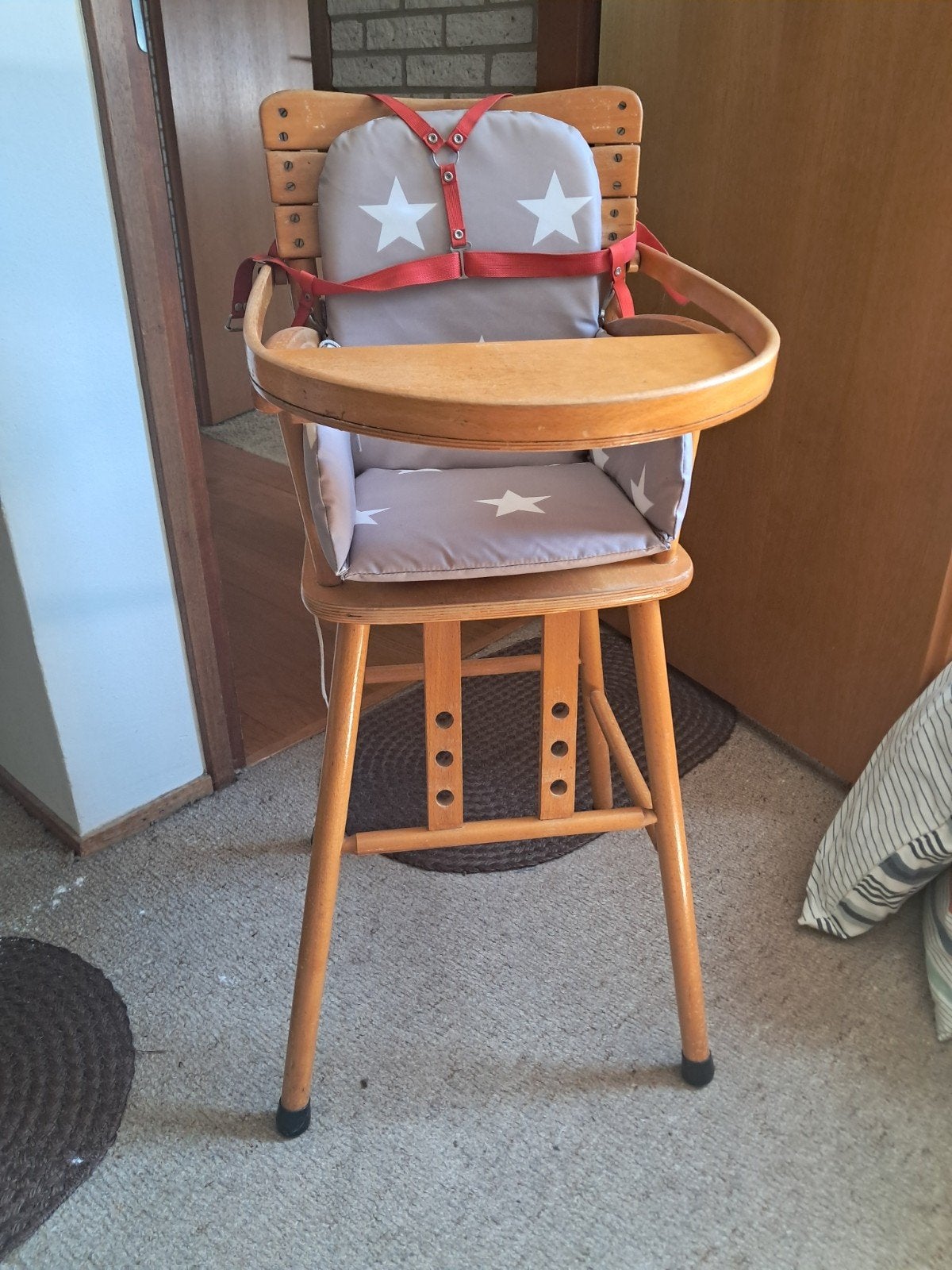 Houten kinderstoel inklapbaar met dienblad en tuigje, Kinderen en Baby's, Ophalen, Gebruikt, Inklapstoel, Gordel(s)