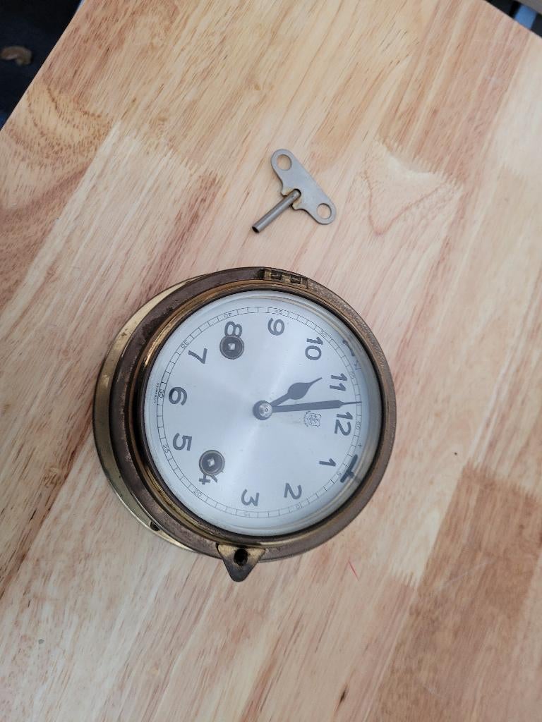 schitterende messing klok wekker voor aan de muur met sleute, Antiek en Kunst, Ophalen of Verzenden