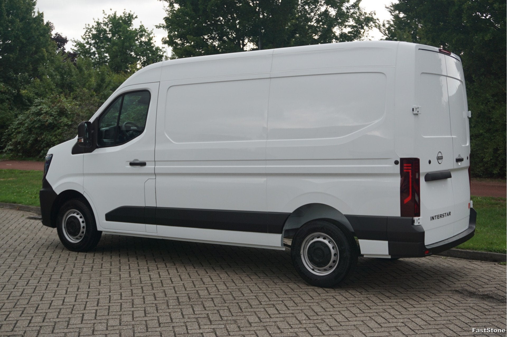 Nissan Interstar 3.5T 130PK N-Connecta L2H2 BPM VRIJ! 10" R-, 1998 cc, Gebruikt, 4 cilinders, Parkeersensor