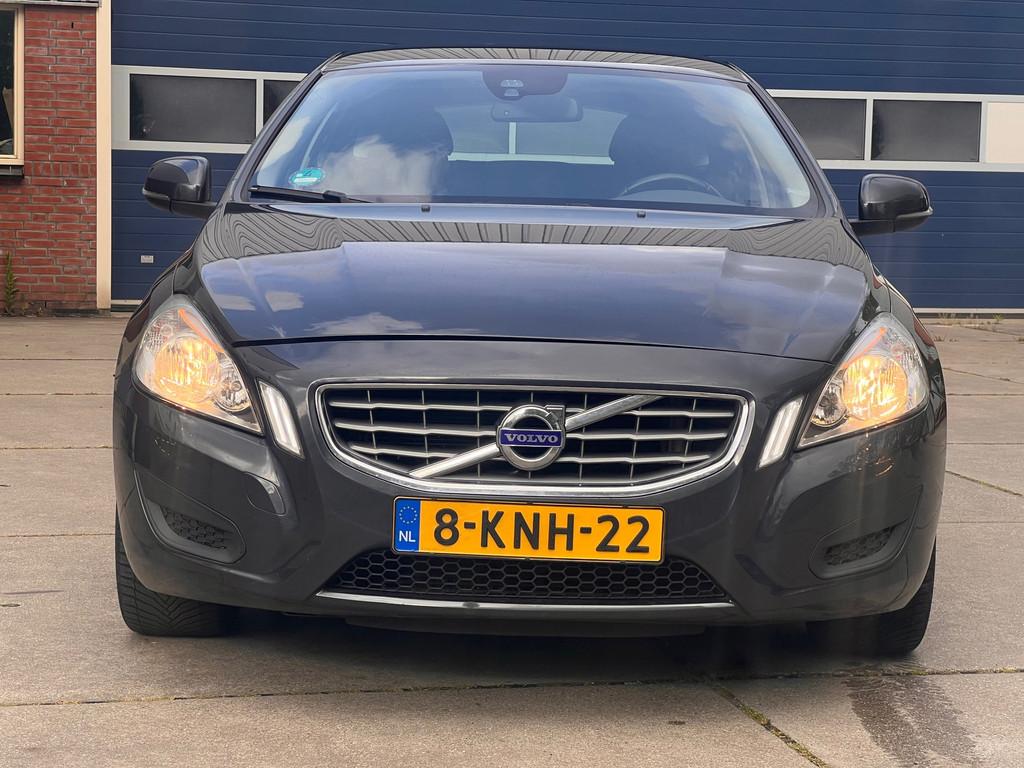 Volvo V60 1.6 T3 Momentum, Gebruikt, 4 cilinders, 150 pk, Leder en Stof