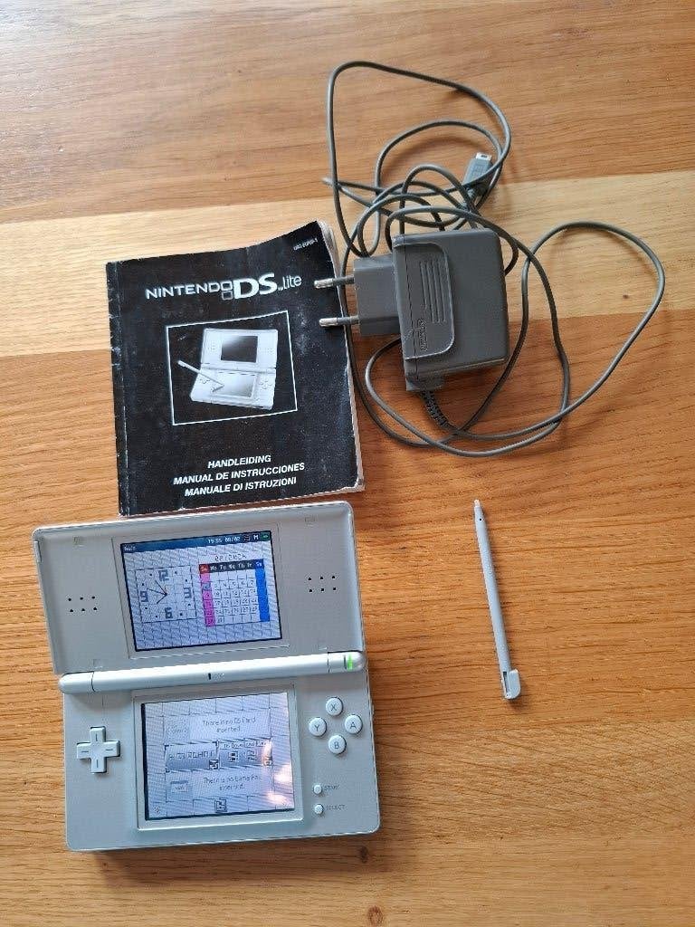 Nintendo DS Lite zilver, Spelcomputers en Games, Spelcomputers | Nintendo DS, Ophalen of Verzenden, Zo goed als nieuw, Zilver