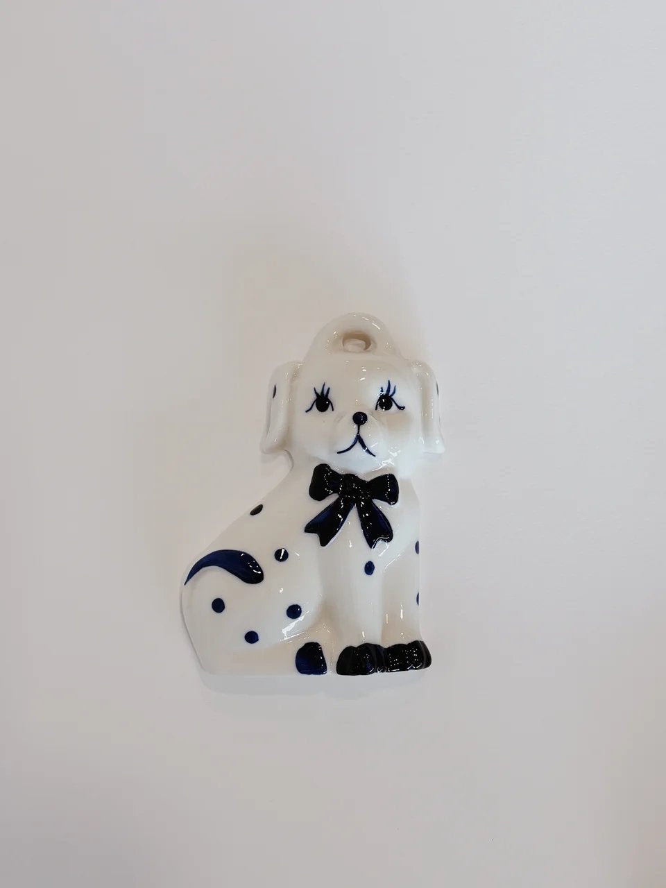 2X KERAMIEKEN WANDHANGER, BLAUW/WIT | HOND (NIEUW), Huis en Inrichting, -, -, Ophalen of Verzenden, Zo goed als nieuw