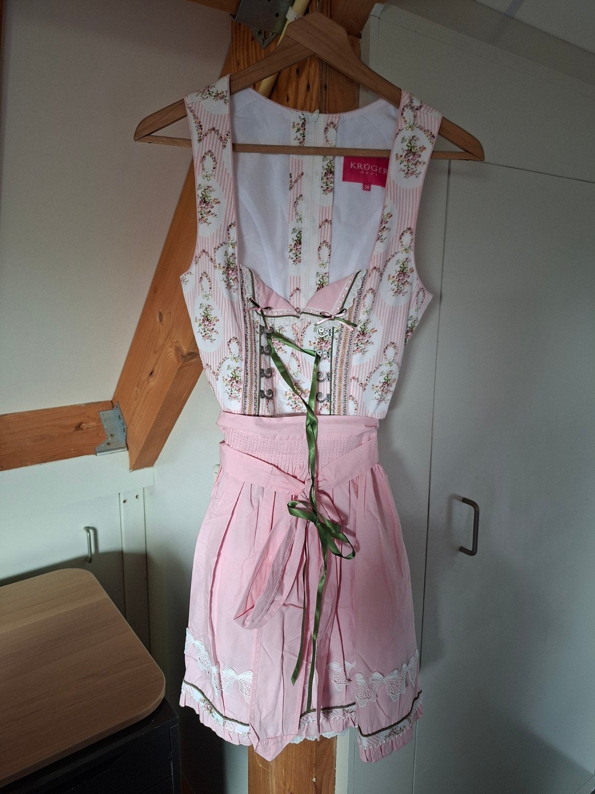 Prachtige Krüger Dirndl met bloemenprint en schort, Ophalen of Verzenden, Roze, Maat 36 (S), Gedragen