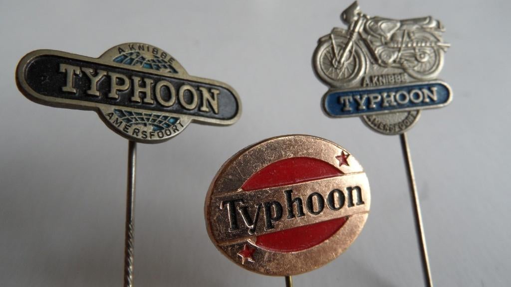 Typhoon oldtimerbromfiets speldjes 3 x verschillend., Verzenden, Gebruikt, Merk, Speldje of Pin