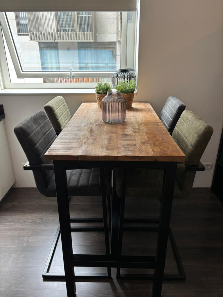 Bartafel + Barkrukken, Ophalen, Zo goed als nieuw, Inclusief barstoelen