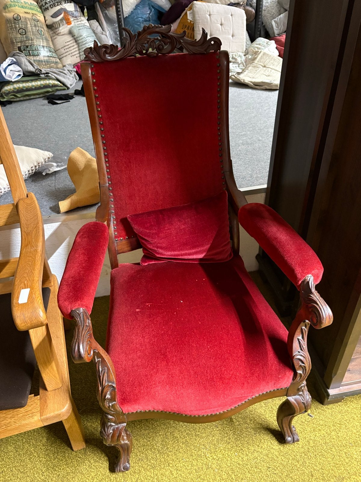 Antieke rode fluwelen fauteuil met houtsnijwerk, Ophalen