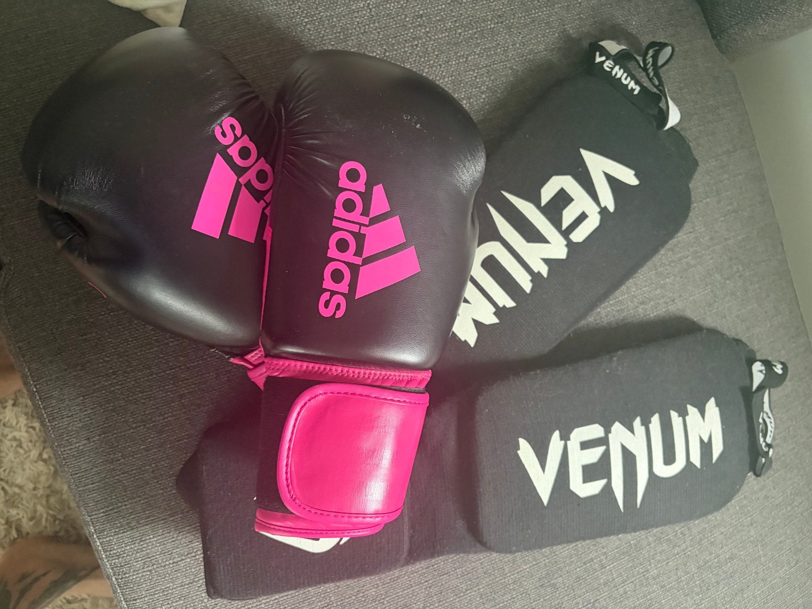 Adidas bokshandschoenen en Venum scheenbeschermers, Ophalen of Verzenden, Gebruikt, Bokshandschoenen