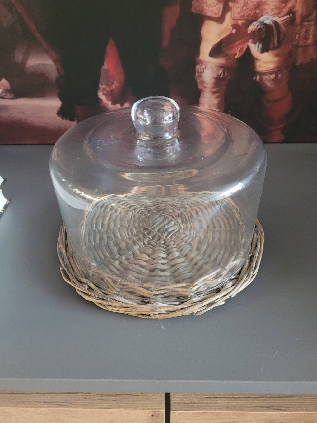 Mooie glazen stolp met rieten plateau, Huis en Inrichting, Glas, Ophalen, Gebruikt, Met plateau
