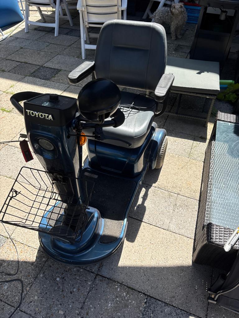 Scootmobiel gebruikt voor  een leuk bedrag mag hij weg, Ophalen, 10 km/u of minder, Gebruikt, 16 t/m 25 km