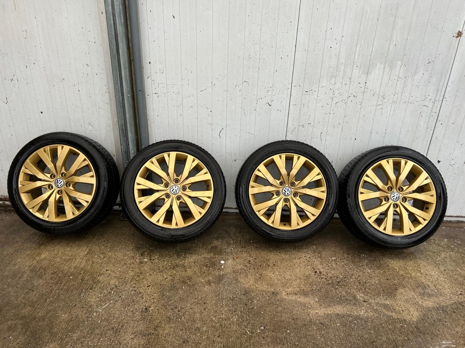 Gouden VW lichtmetalen velgen met winterbanden 255/45/18, Ophalen