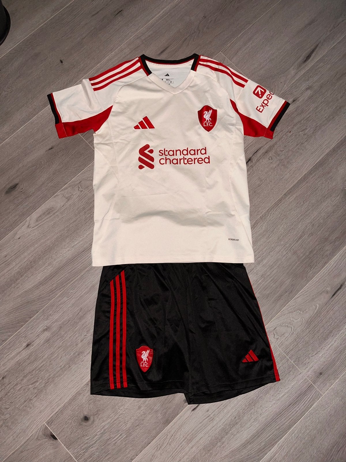 Liverpool thuisshirt (M) en broekje (L) - Zeer weinig gedrag, Ophalen of Verzenden, Zo goed als nieuw, Maat 38/40 (M)