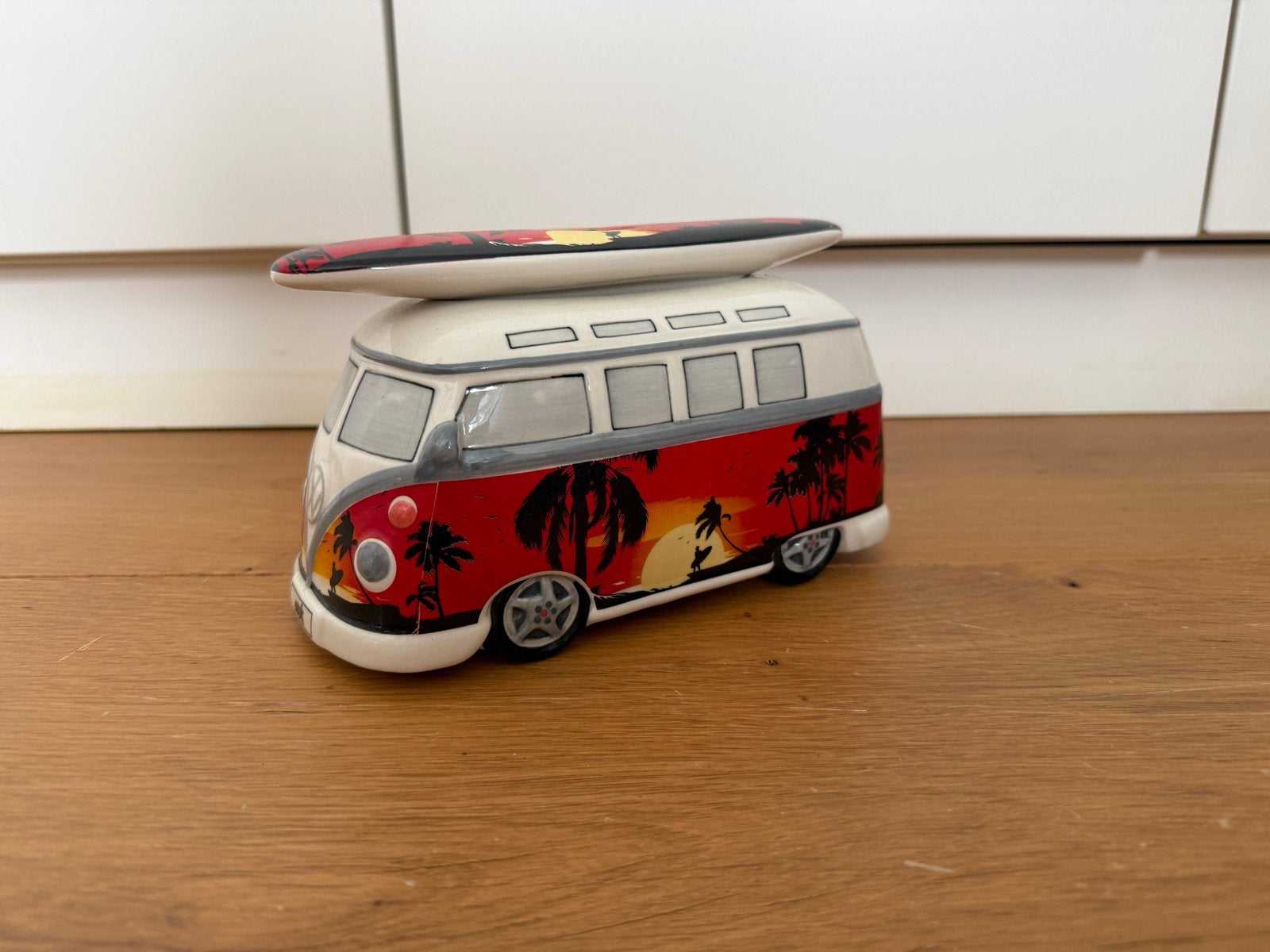 VW Busje Spaarpot met Surfplank - Nieuwstaat, Verzamelen, Ophalen of Verzenden, Zo goed als nieuw, Steen, Aardewerk of Keramiek