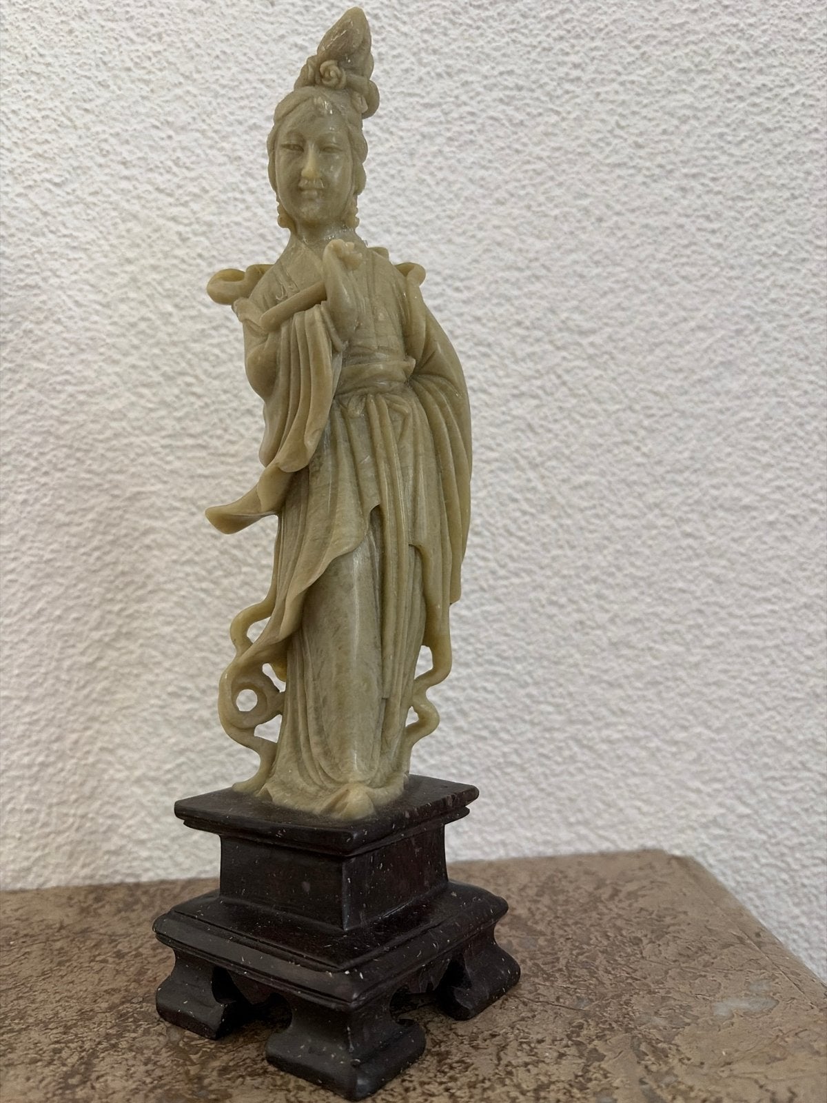 Oosterse Vrouwenfiguur Beeldje van Steen, Antiek en Kunst, Ophalen of Verzenden, 20 - 50 cm, Beeld, Beige