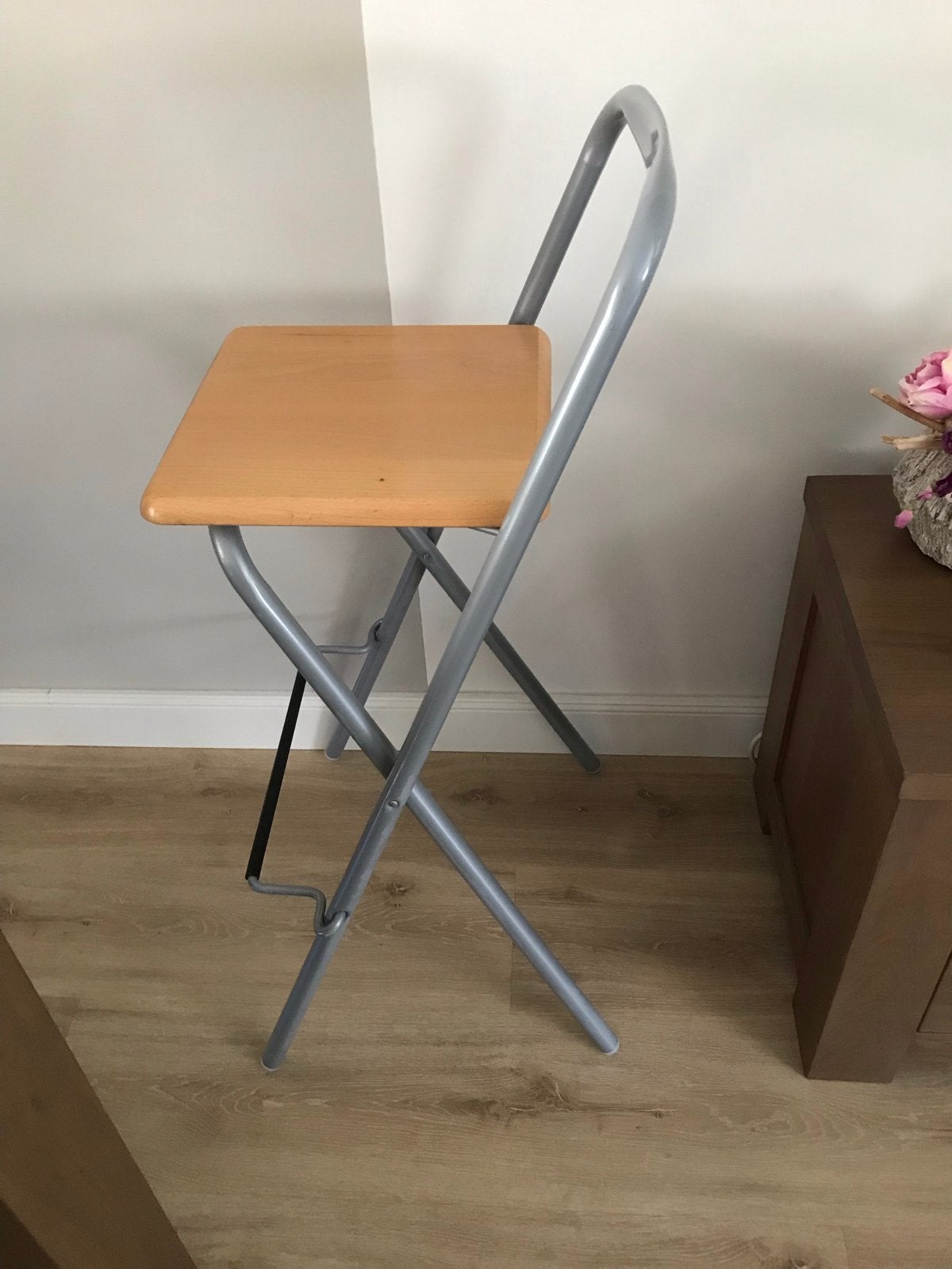 Inklapbare barkruk - Veelzijdig en ruimtebesparend, Huis en Inrichting, Ophalen, Gebruikt, Met voetsteun, 60 tot 90 cm
