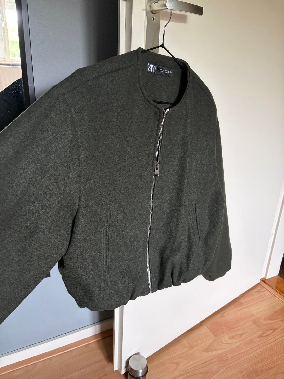 Zara bomberjack legergroen maat M in mooie staat, Kleding | Dames, Ophalen of Verzenden, Gedragen, Maat 36 (S), Groen