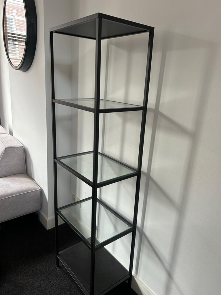 IKEA VITTSJÖ Stellingkast, zwart/bruin/glas, 51x175cm, Ophalen, Met plank(en), Gebruikt, 50 tot 100 cm