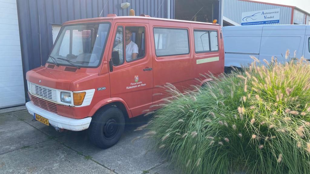 Mercedes t1 208 benzine belastingvrij. Brandweer 39550km, Auto's, Achterwielaandrijving, Mercedes-Benz, Handgeschakeld, Geïmporteerd