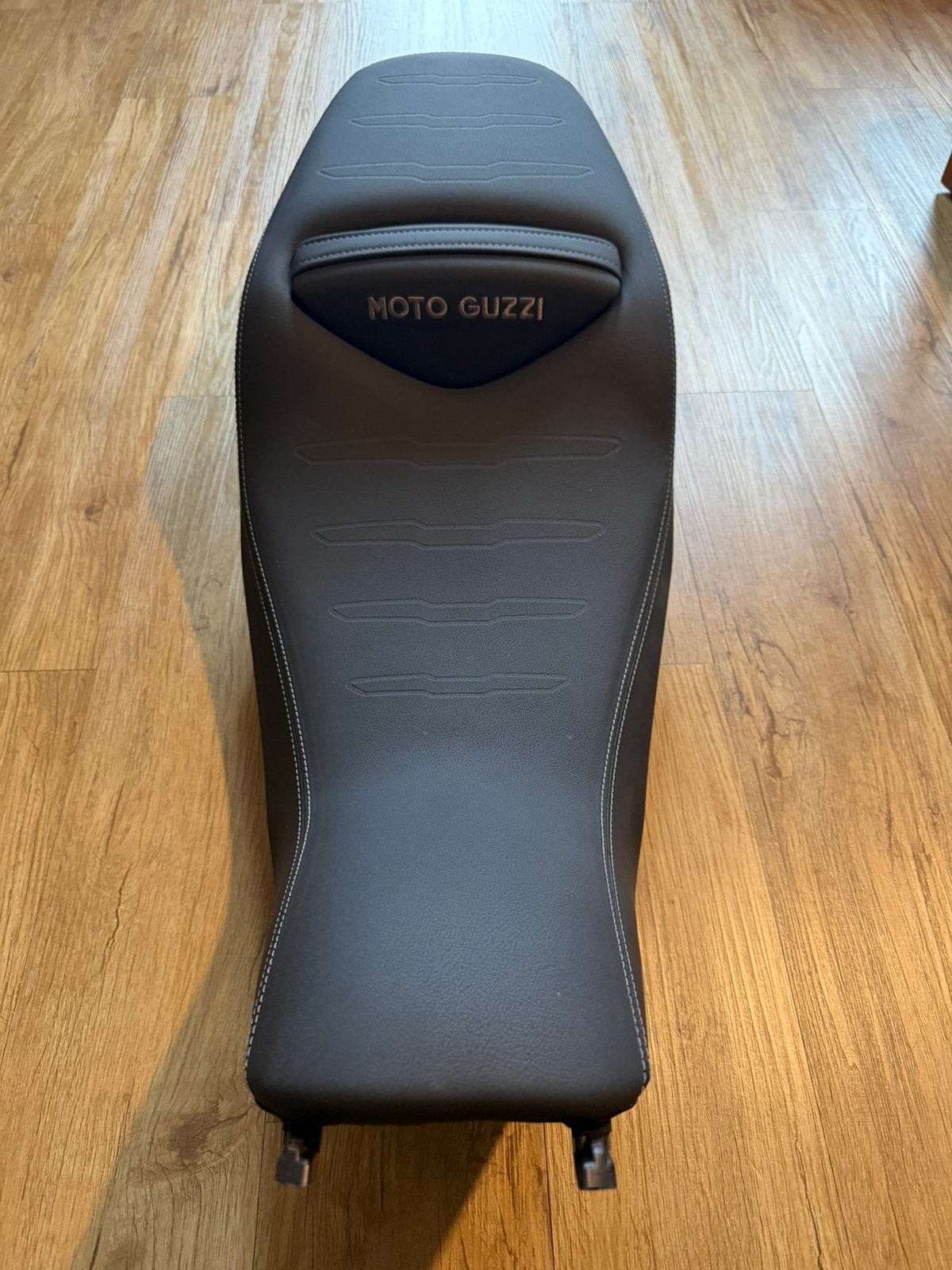 zadel laag moto guzzi v85 tt 2025, Motoren, Ophalen of Verzenden