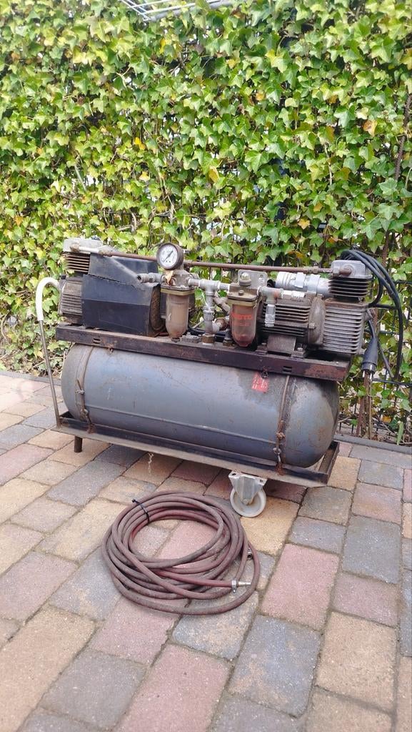 COMPRESSER  ( oudje ) ., Doe-het-zelf en Verbouw, Compressors, 100 liter of meer, Ophalen, Gebruikt, 200 tot 400 liter/min