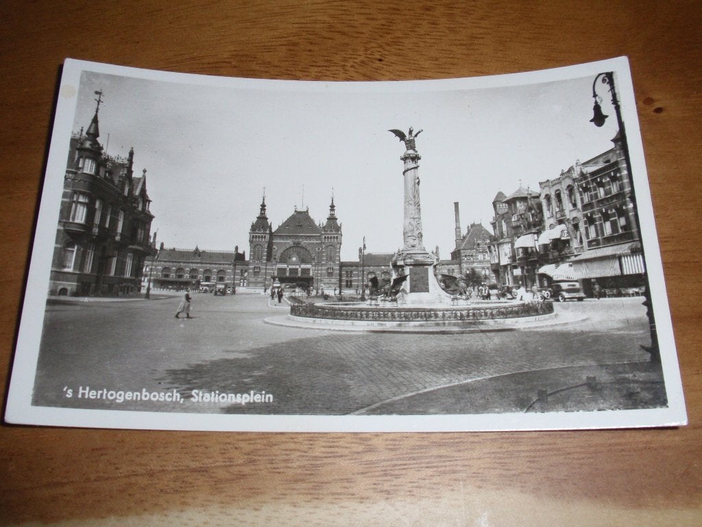 Station  's Hertogenbosch Stationsplein Monument Den Bosch, Verzamelen, Ansichtkaarten | Nederland, Verzenden, 1960 tot 1980, Gelopen