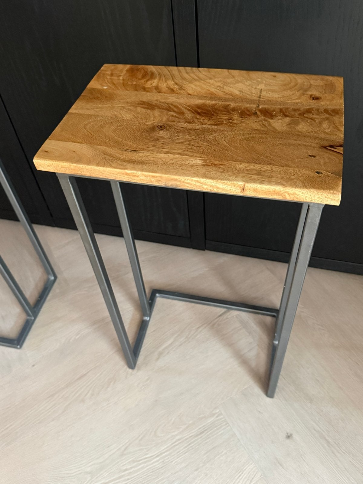 Stabiele bijzettafeltjes met houten blad en metalen frame, Minder dan 55 cm, Gebruikt, Rechthoekig, Hout