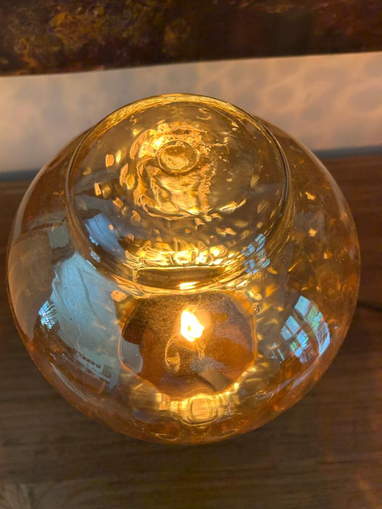 Stijlvolle tafellamp met amberkleurig glas, Ophalen of Verzenden, Zo goed als nieuw, Glas, 50 tot 75 cm