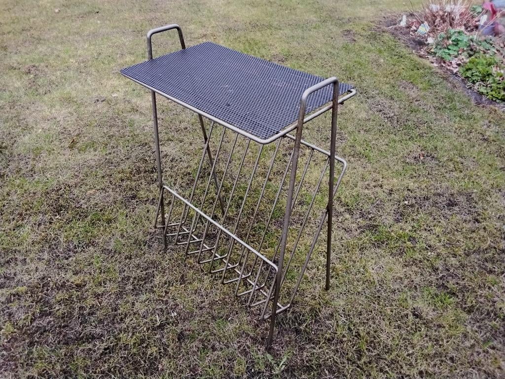 Vintage metalen lektuur tafeltje, Pilastro opknappertje., Huis en Inrichting, Woonaccessoires | Krantenbakken en Lectuurbakken