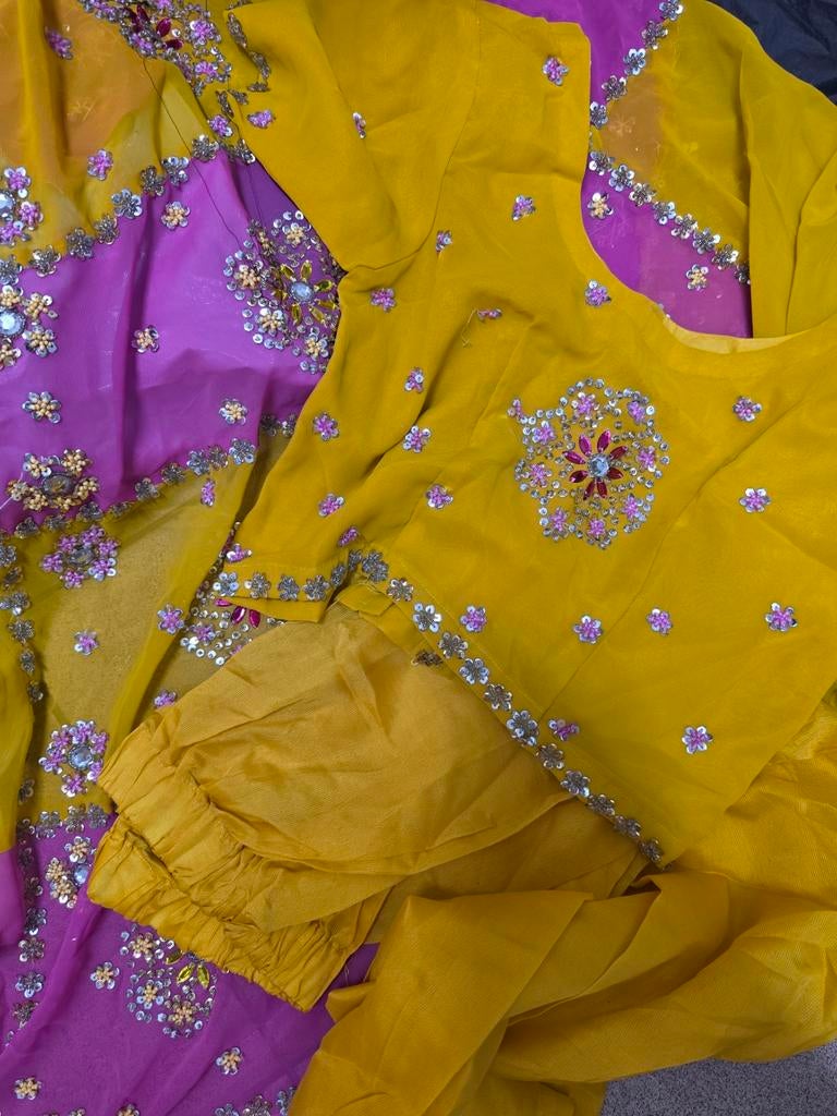 Prachtige Indiase Sari - Geel met Roze Borduurwerk, Kleding | Dames, Onbekend, Ophalen of Verzenden, Zo goed als nieuw