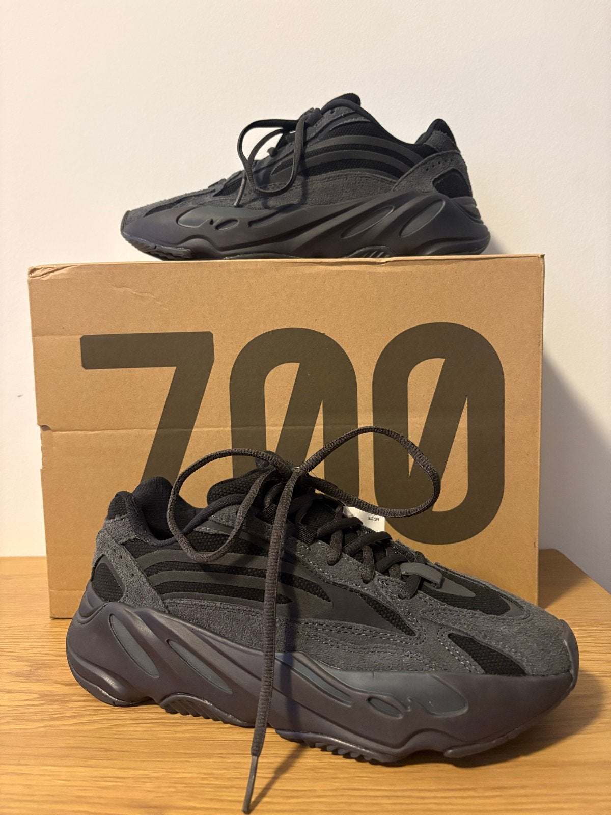 Adidas Yeezy Boost 700 V2 Vanta - Maat 41, Ophalen of Verzenden, Nieuw, Zwart, Sneakers of Gympen