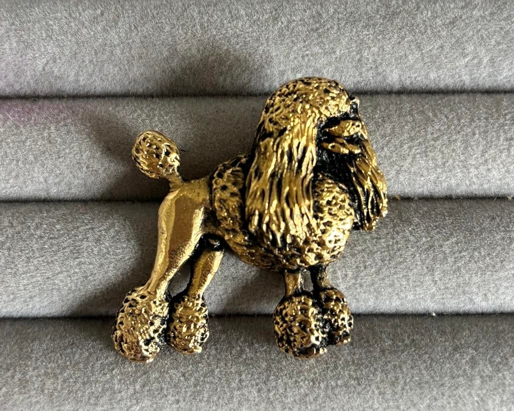 Poedel speldje, Sieraden, Tassen en Uiterlijk, Ophalen of Verzenden, Zo goed als nieuw, Overige materialen