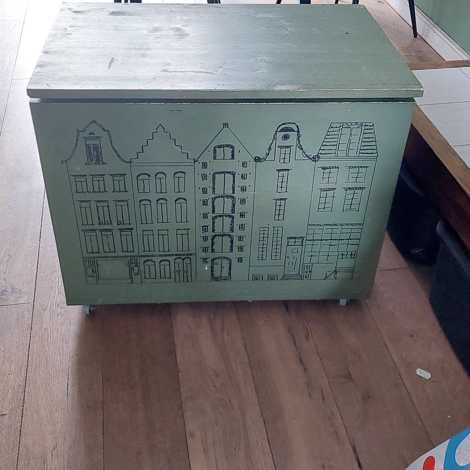 Houten speelgoedkist met grachtenpandjes, Huis en Inrichting, Woonaccessoires | Kisten, Ophalen, 50 – 75, Gebruikt, 100 tot 150 cm