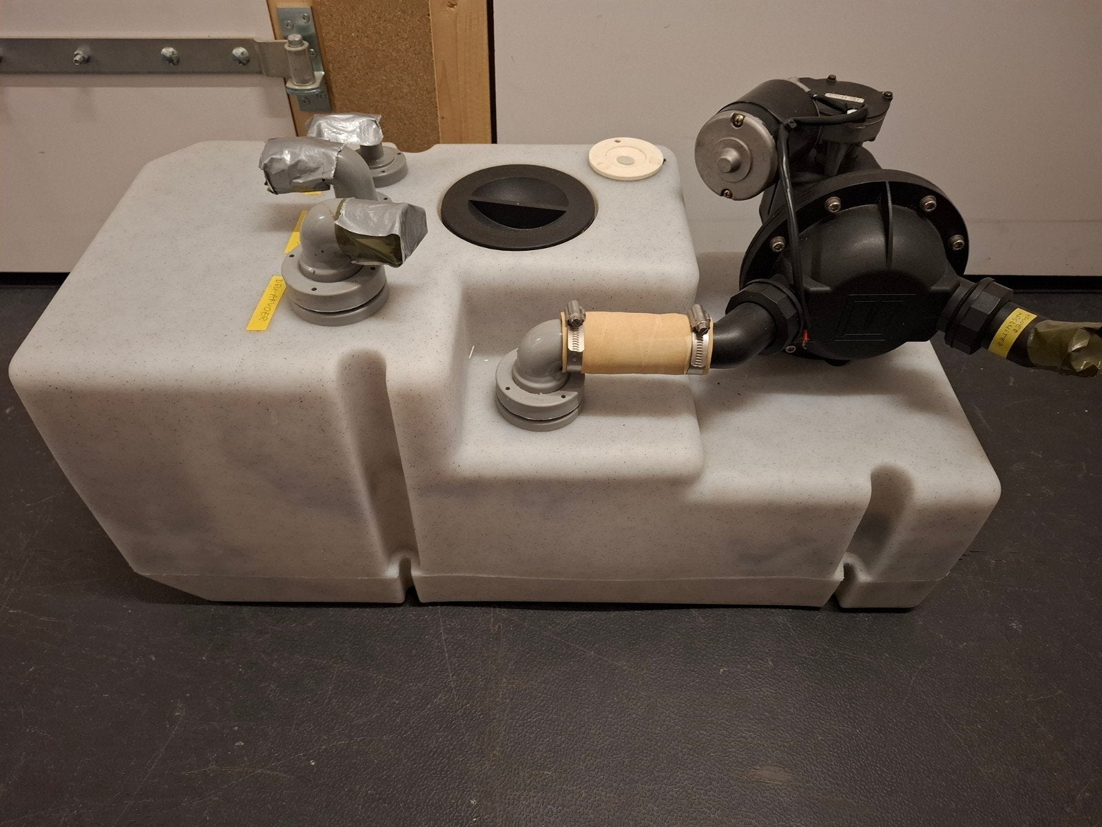 Vuilwatertank met pomp - 12V, Ophalen of Verzenden, Gebruikt, Kombuis en Sanitair