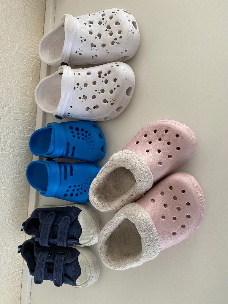 plastic klompen en 1 paar Crocs 10 C 11, Gebruikt, Crocs, Jongen of Meisje, Overige typen