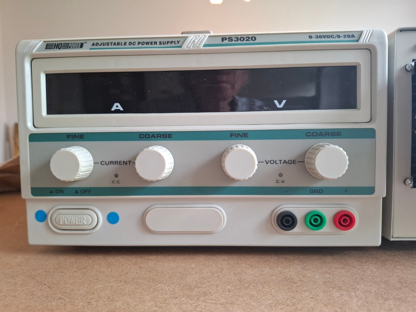 Twee regelbare voedingen 0 - 30 V, 0 - 20 A