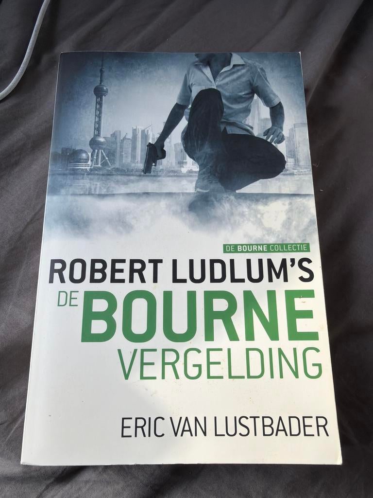 S8.   Robert Ludlum - De Bourne vergelding, Robert Ludlum; Eric Van Lustbader, Ophalen of Verzenden, Zo goed als nieuw, Nederland