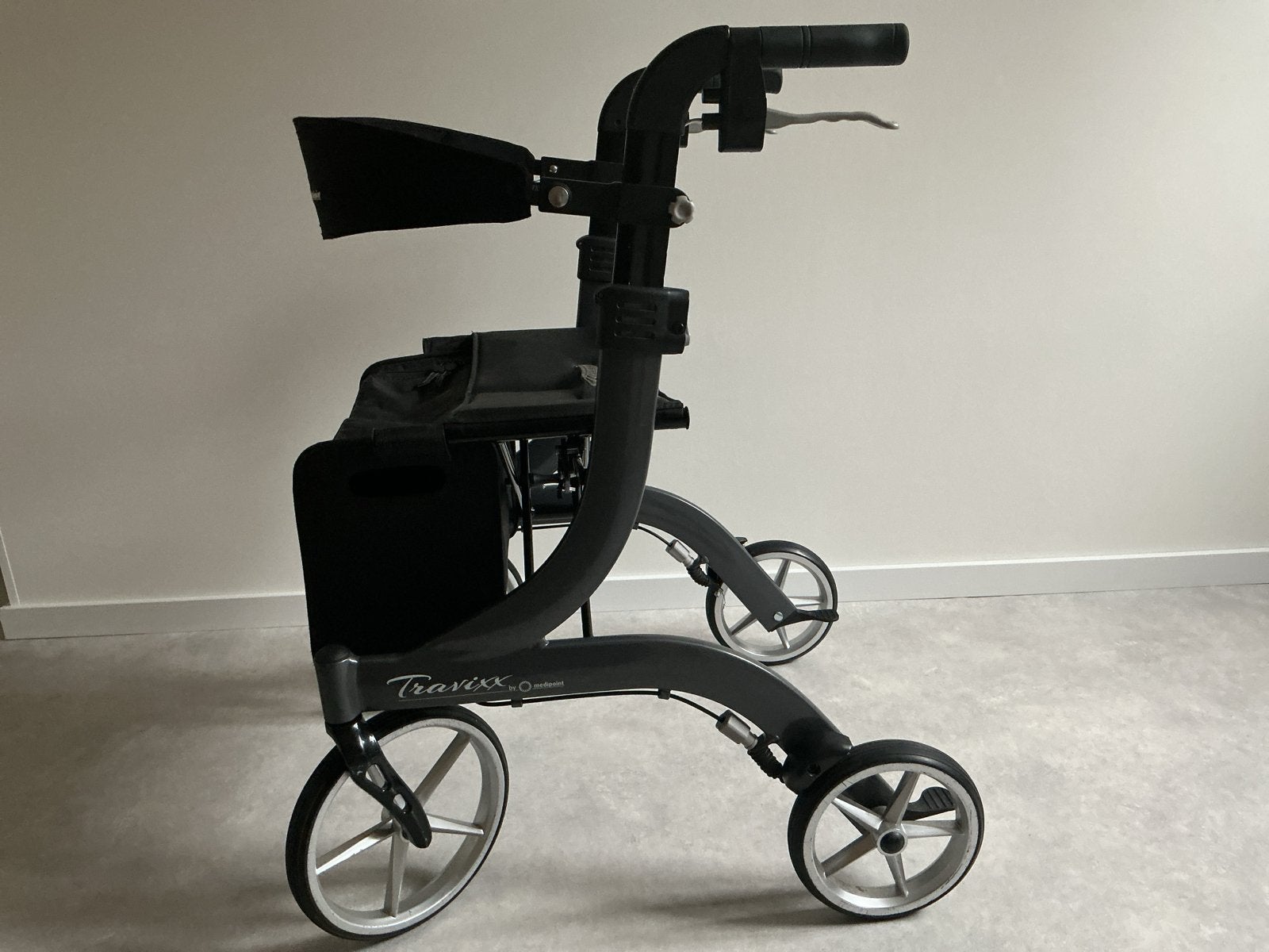 TRAVIXX DE LUXE  S lichtgewicht ROLLATOR NIEUWSTAAT, Diversen, Ophalen, Opvouwbaar, Zo goed als nieuw