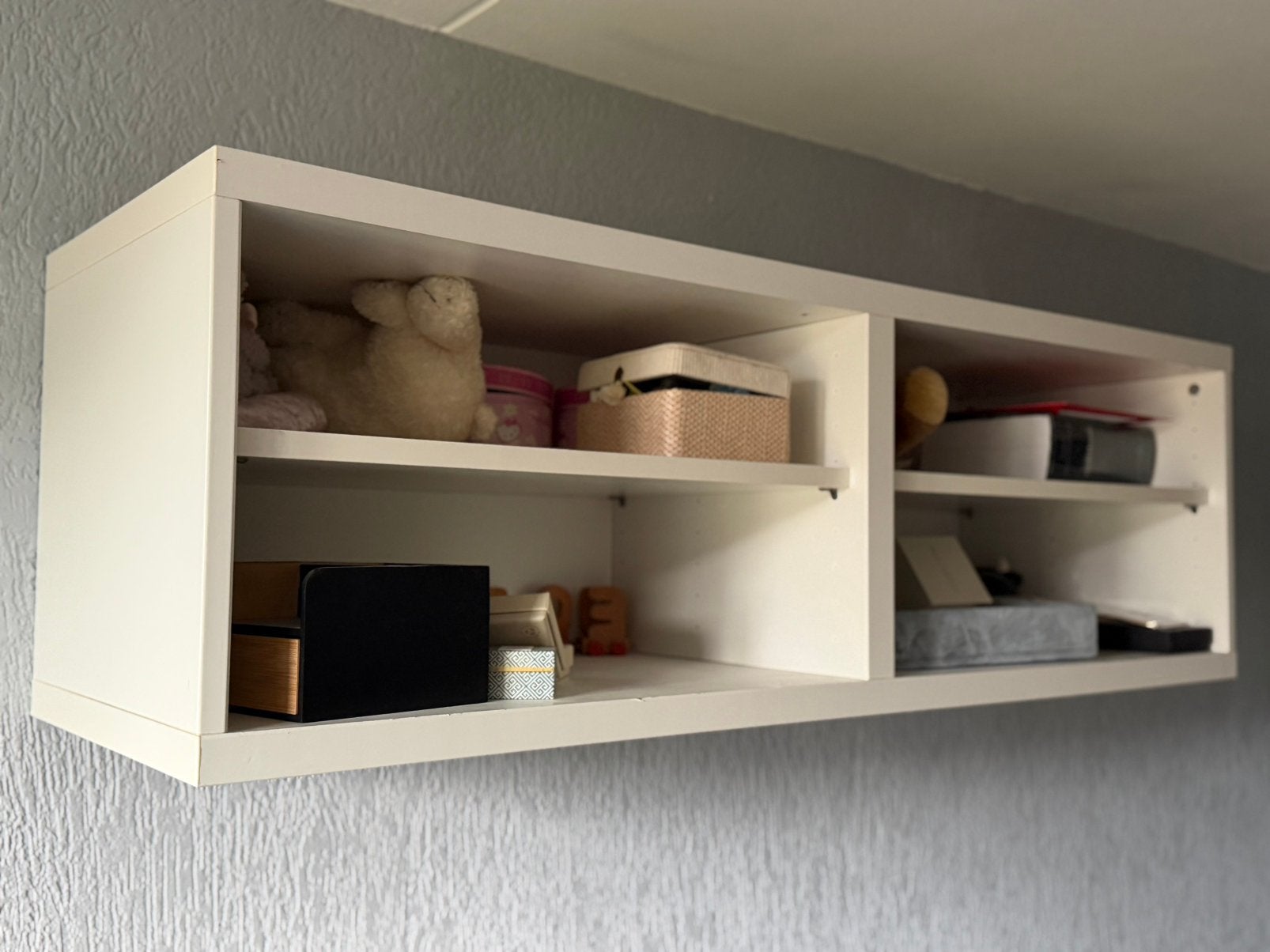 Witte hangkast met planken – veel opbergruimte, Ophalen, Met plank(en), Zo goed als nieuw, Minder dan 150 cm