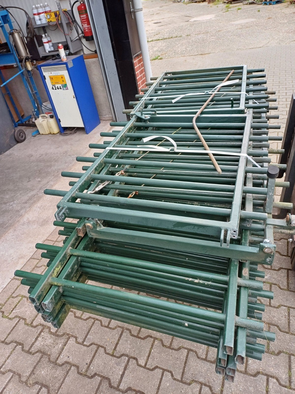 Zeer stevige stalen hekken, ruim 20 meter, Tuin en Terras, Tuinhekken en Hekwerk, Ophalen, Met poort, Gebruikt, Spijlenhekwerk