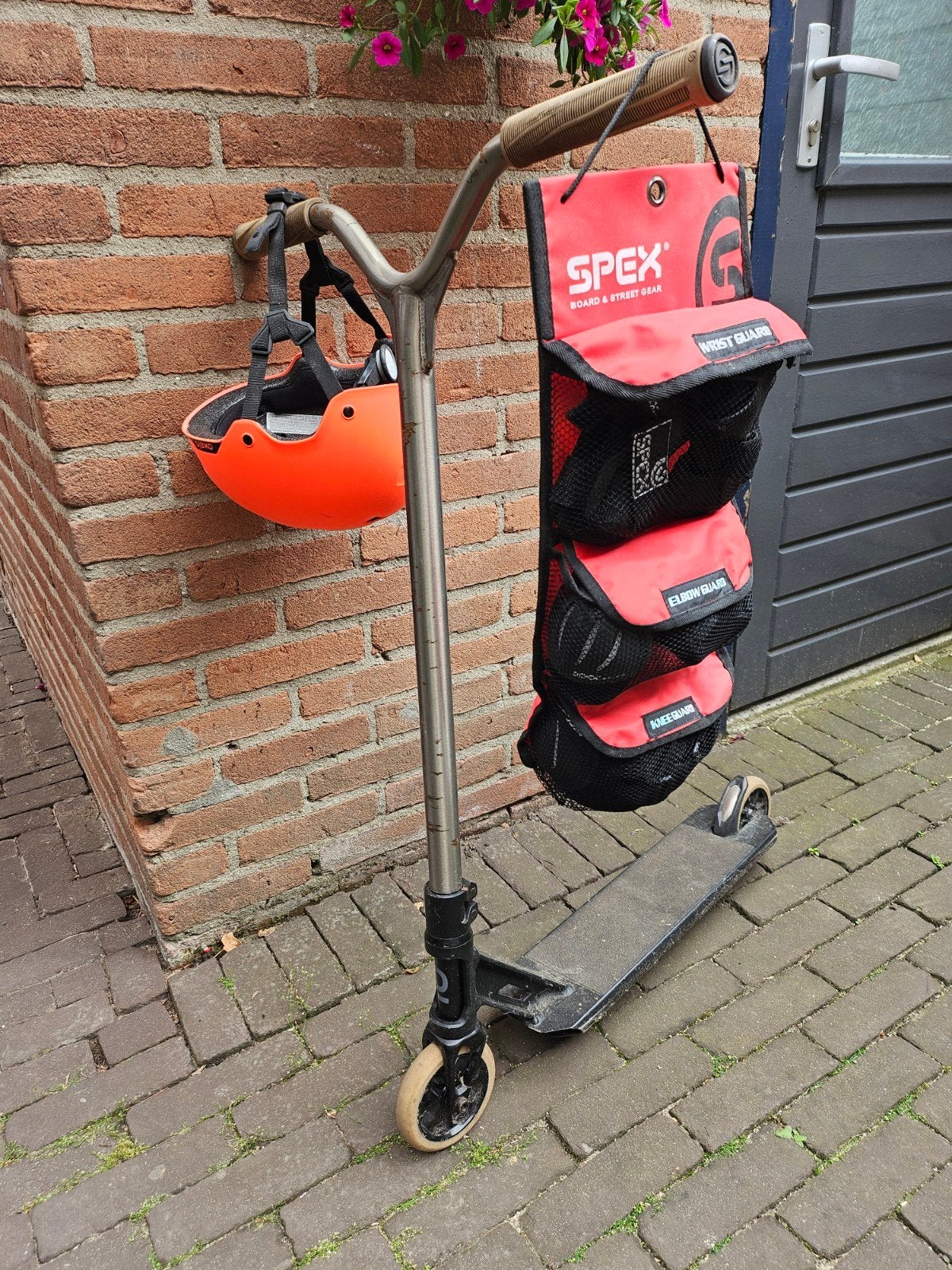 Stuntstep Oxelo met helm en beschermers - Gebruikt, Ophalen, Gebruikt, Gewone step, Oxelo (helm), Spex (beschermers)
