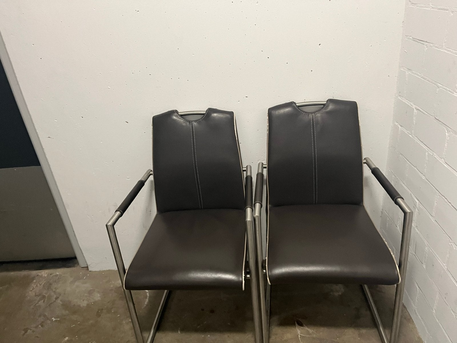 Set van 2 moderne eetkamerstoelen - Donkerbruin leer, Huis en Inrichting, Gebruikt, Twee, Bruin, Leer