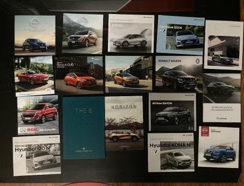 17 auto folders:BMW/KIA/RENAULT/LEXUS/BAIC/Hyundai, Ophalen, Zo goed als nieuw, BMW