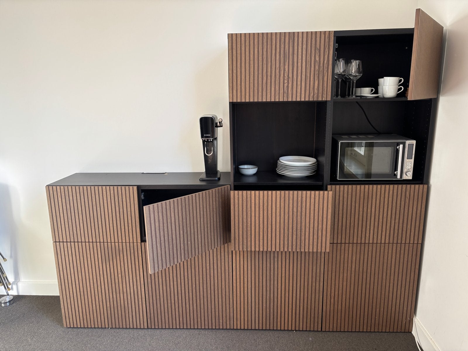 dressoir/kast met lameldeuren - Zwart/Hout (IKEA Besta), Ophalen, Gebruikt, Zwart, 200 cm of meer