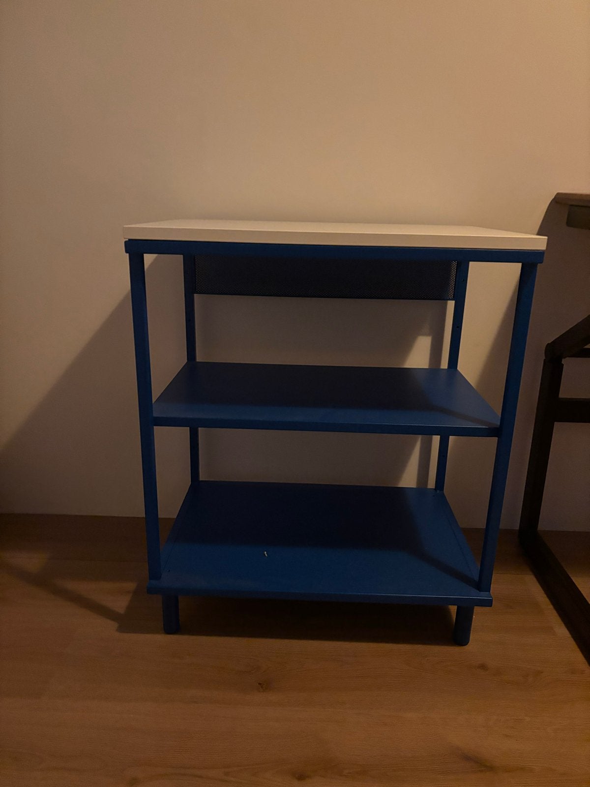 Blauw met wit bijzettafeltje / nachtkastje met 3 planken, Huis en Inrichting, Ophalen, Zo goed als nieuw