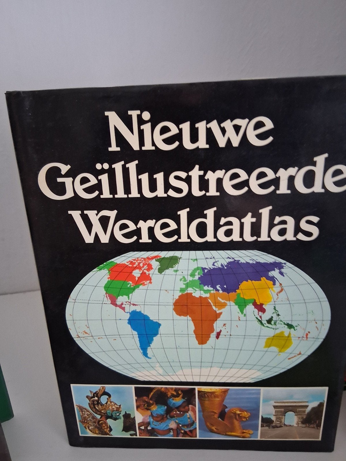 5 boeken: Wereldatlas, Tuinboeken, Bloeiende Kamerplanten, Boeken, Ophalen, Gelezen